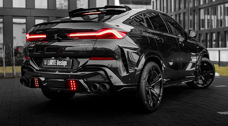 Задний профиль под углом BMW X6 G06 LCI 2023 - 2026 с кастомным тюнингом