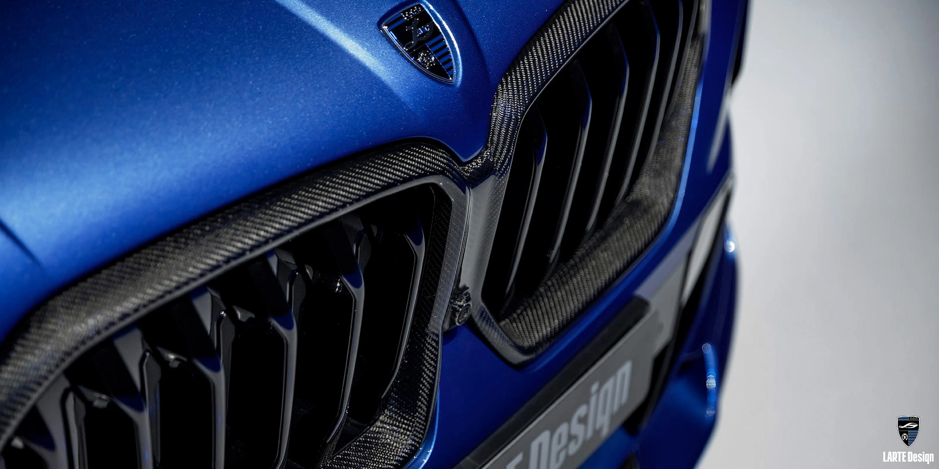 Установка автомобильной решетки радиатора для LARTE Performance BMW X6 M sport G06 Phytonic Blue Metallic
