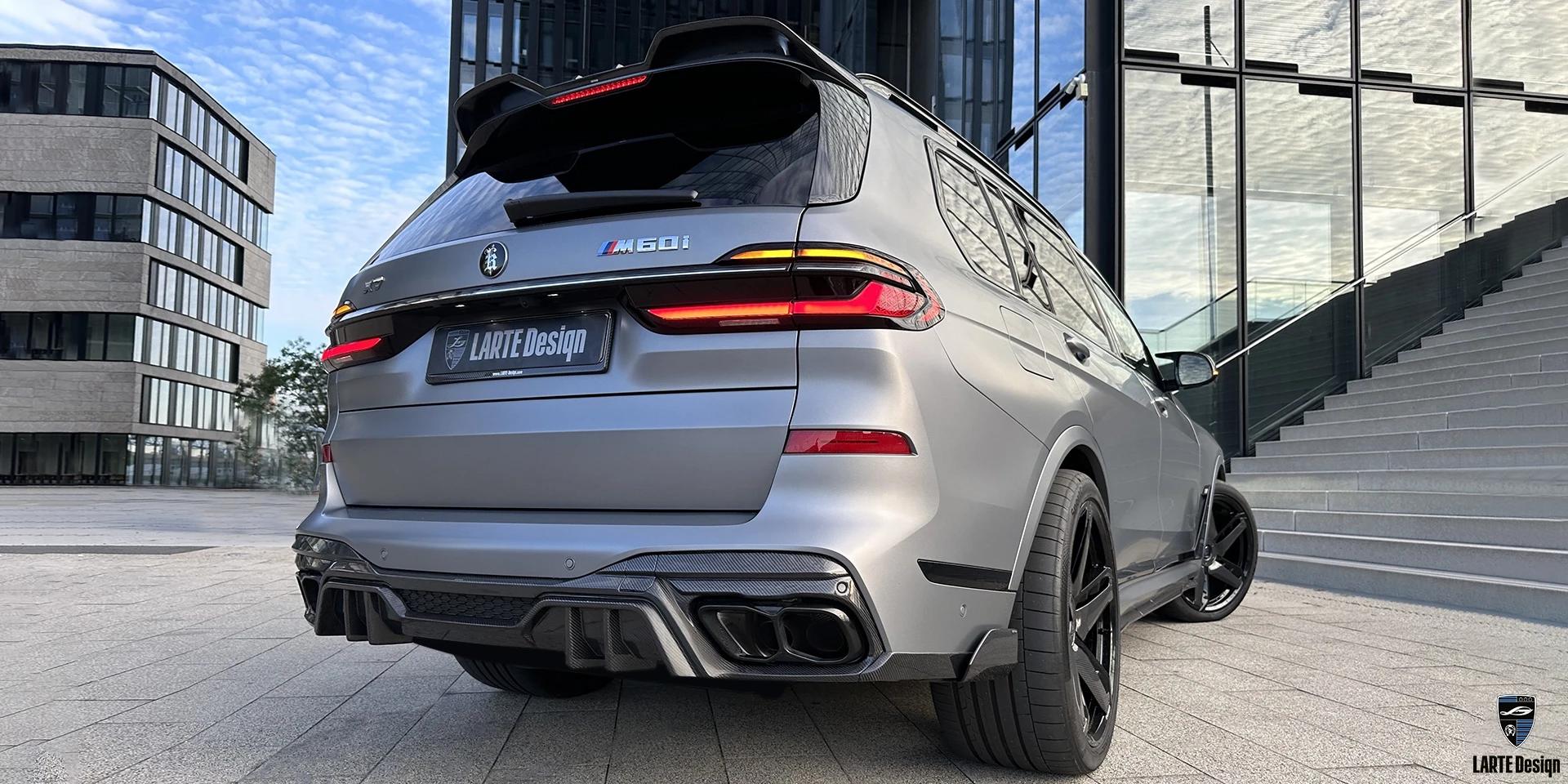 Приобретите новый аэродинамический обвес из углеродного волокна для BMW X7 M sport G07 2019-2024 индивидуального цвета Sunstone Metallic