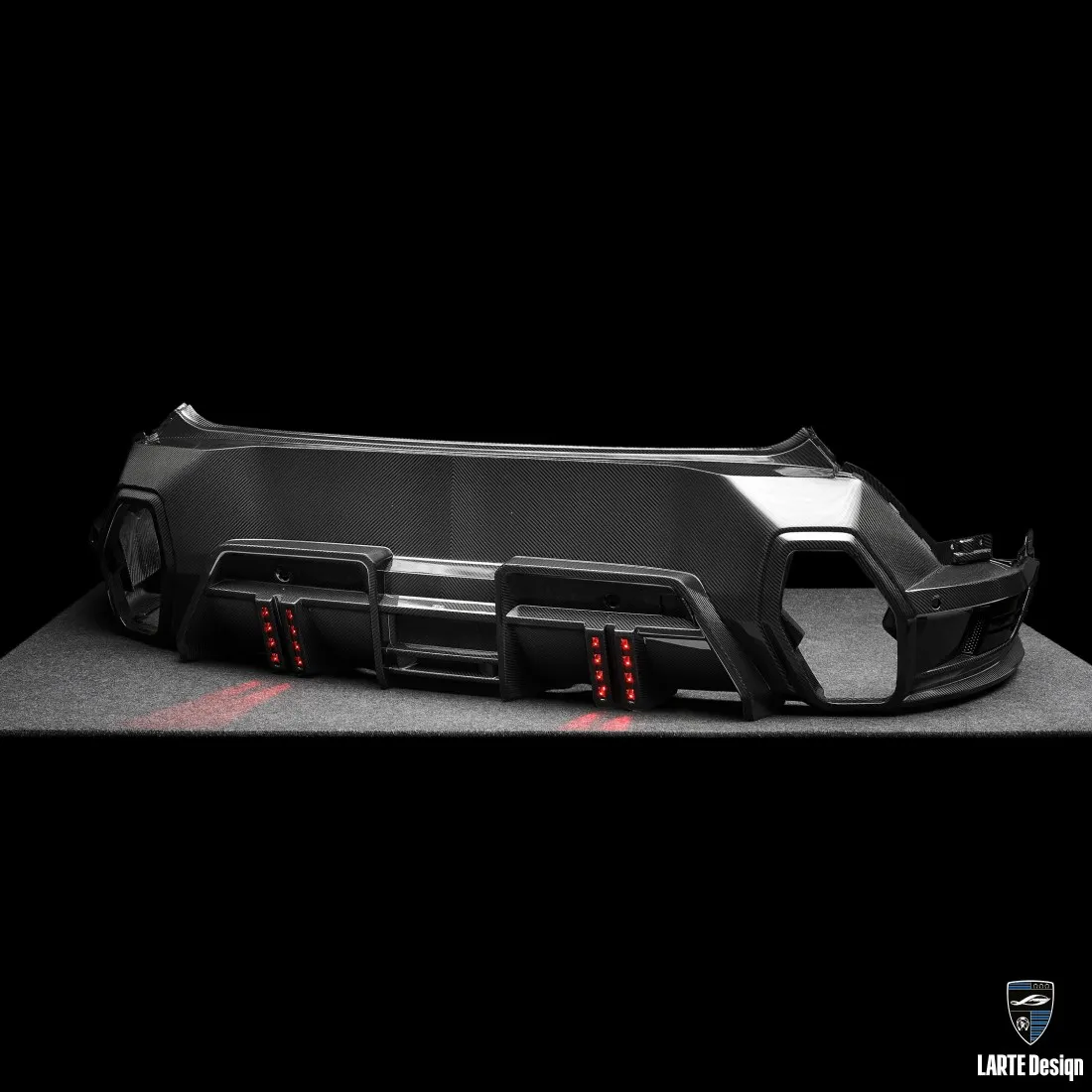 Карбоновый задний диффузор для BMW XM: роскошная деталь обвеса