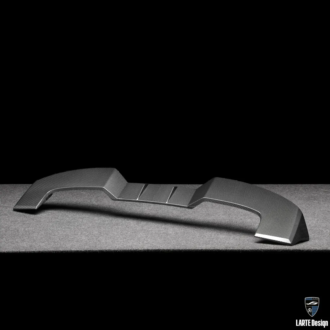Карбоновый верхний спойлер для BMW XM: обновление внешнего вида внедорожника