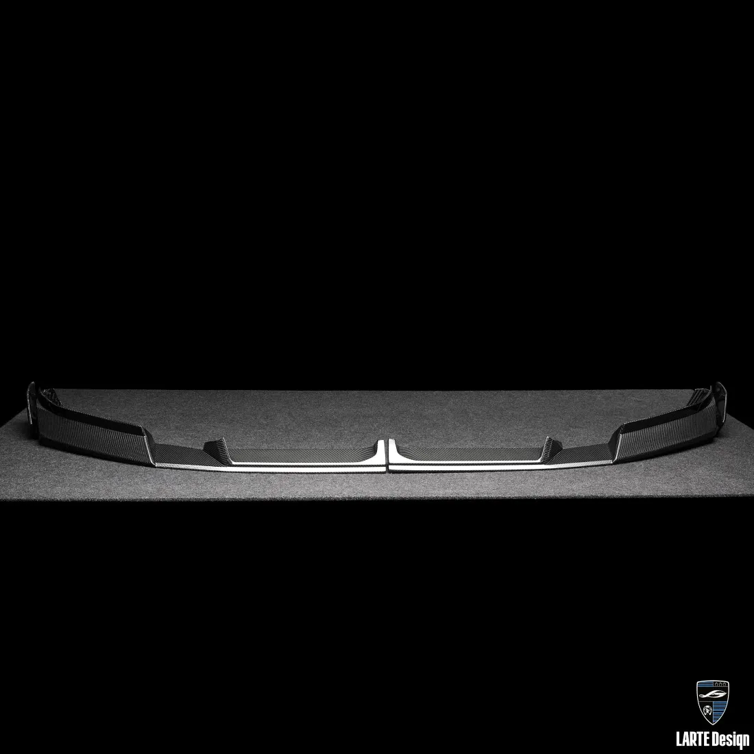 Накладка переднего бампера для BMW XM G09, создающая агрессивный и стильный облик.