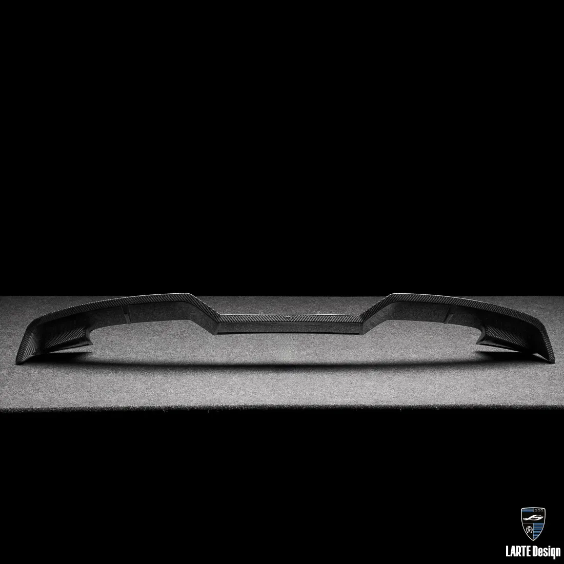 Карбоновый верхний спойлер для BMW XM: обновление внедорожника