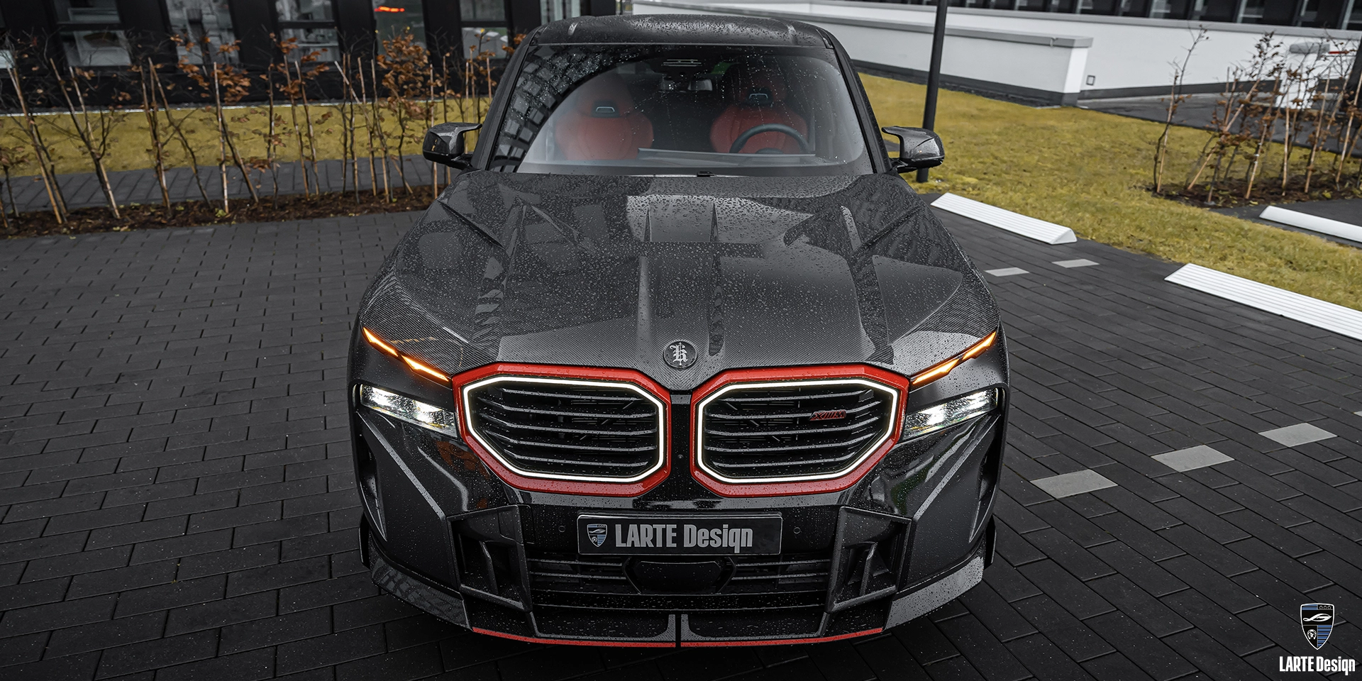 Вид спереди на капот BMW G09 Label Red из обвеса от LARTE Design