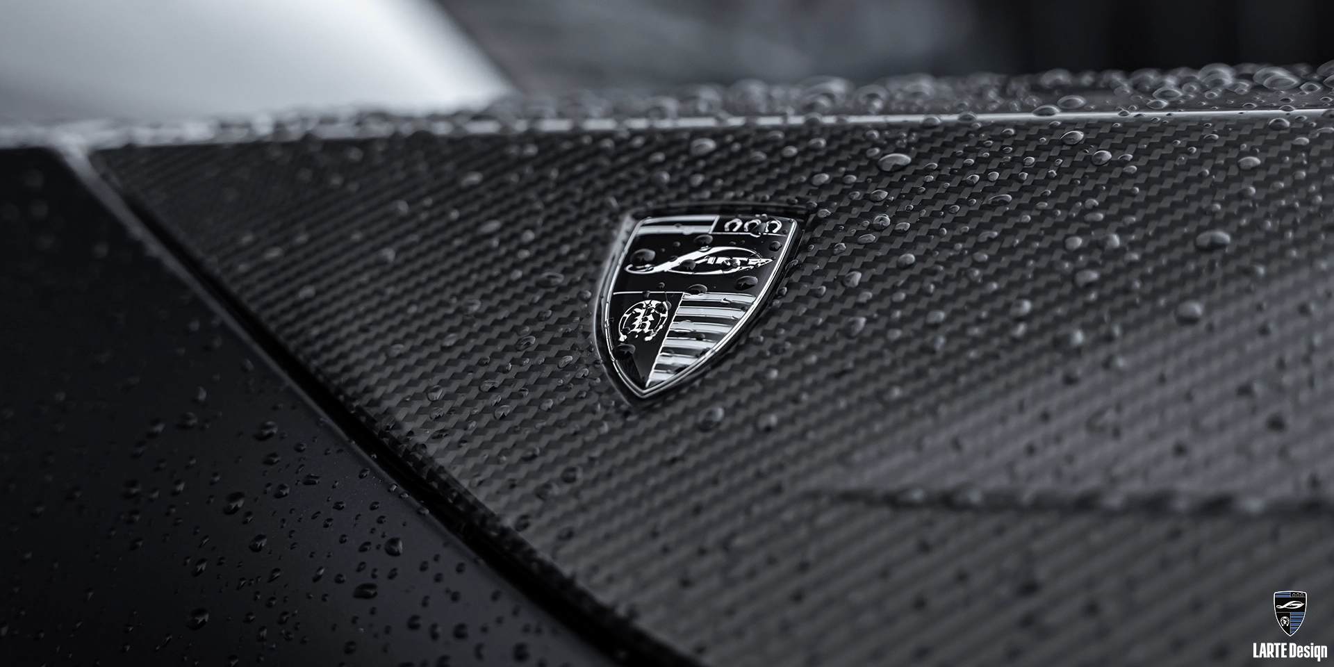 Эмблема LARTE Design на детали карбонового обвеса для BMW G09