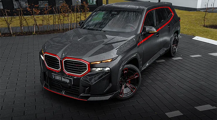 Перед под углом BMW XM G09 с кастомным обвесом
