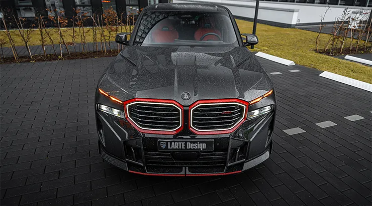 Перед BMW XM G09 с кастомным обвесом