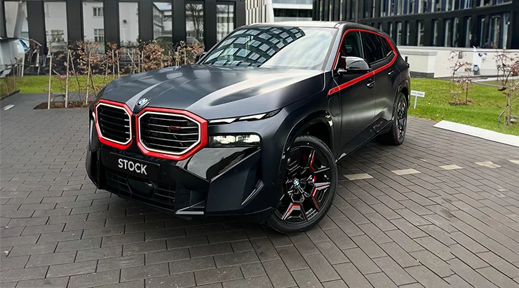 Перед под углом BMW XM G09 с кастомным обвесом