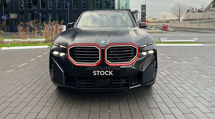 Перед BMW XM G09 с кастомным обвесом