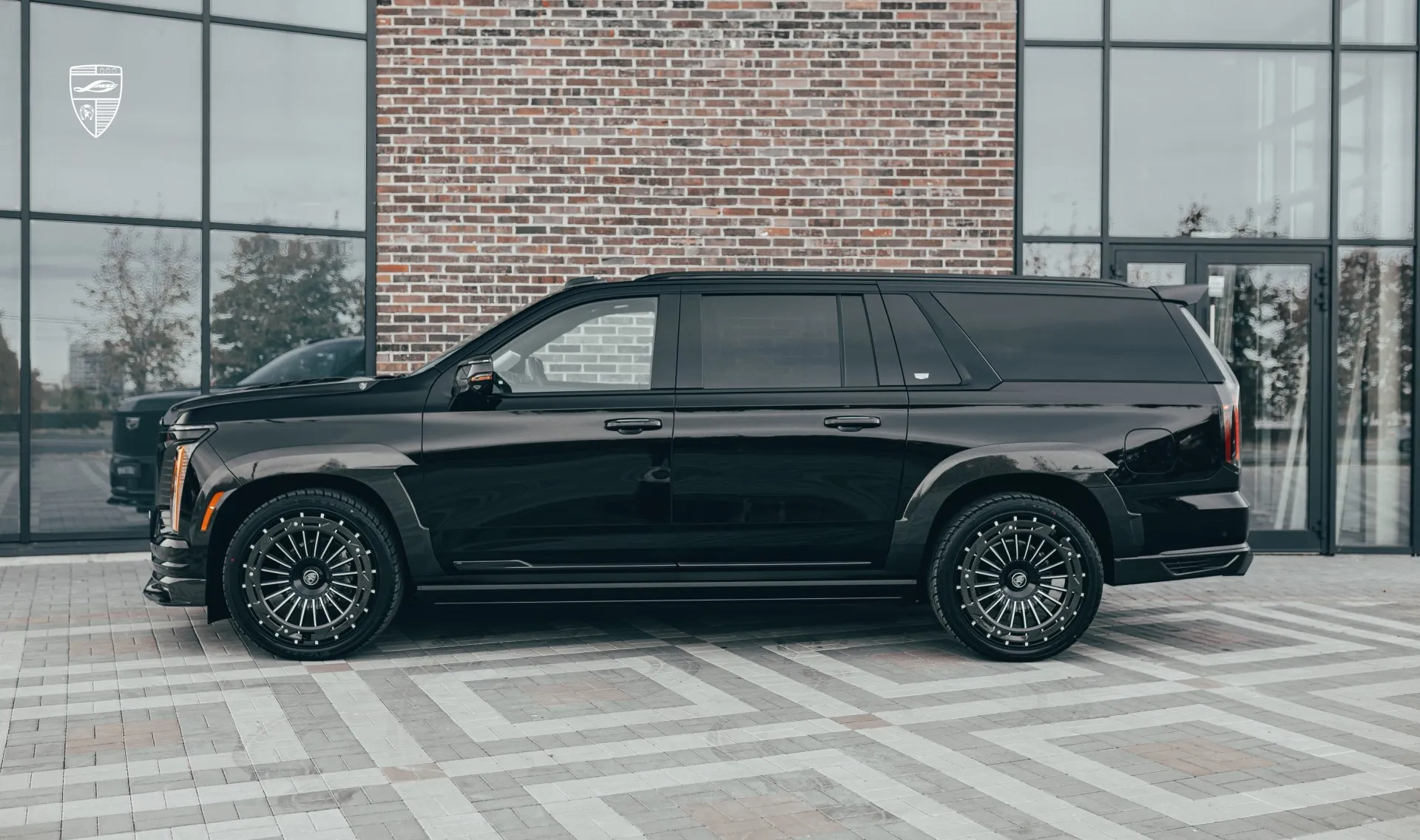 Карбоновые арки переднего крыла для авто класса люкс Cadillac Escalade 600 от LARTE Design