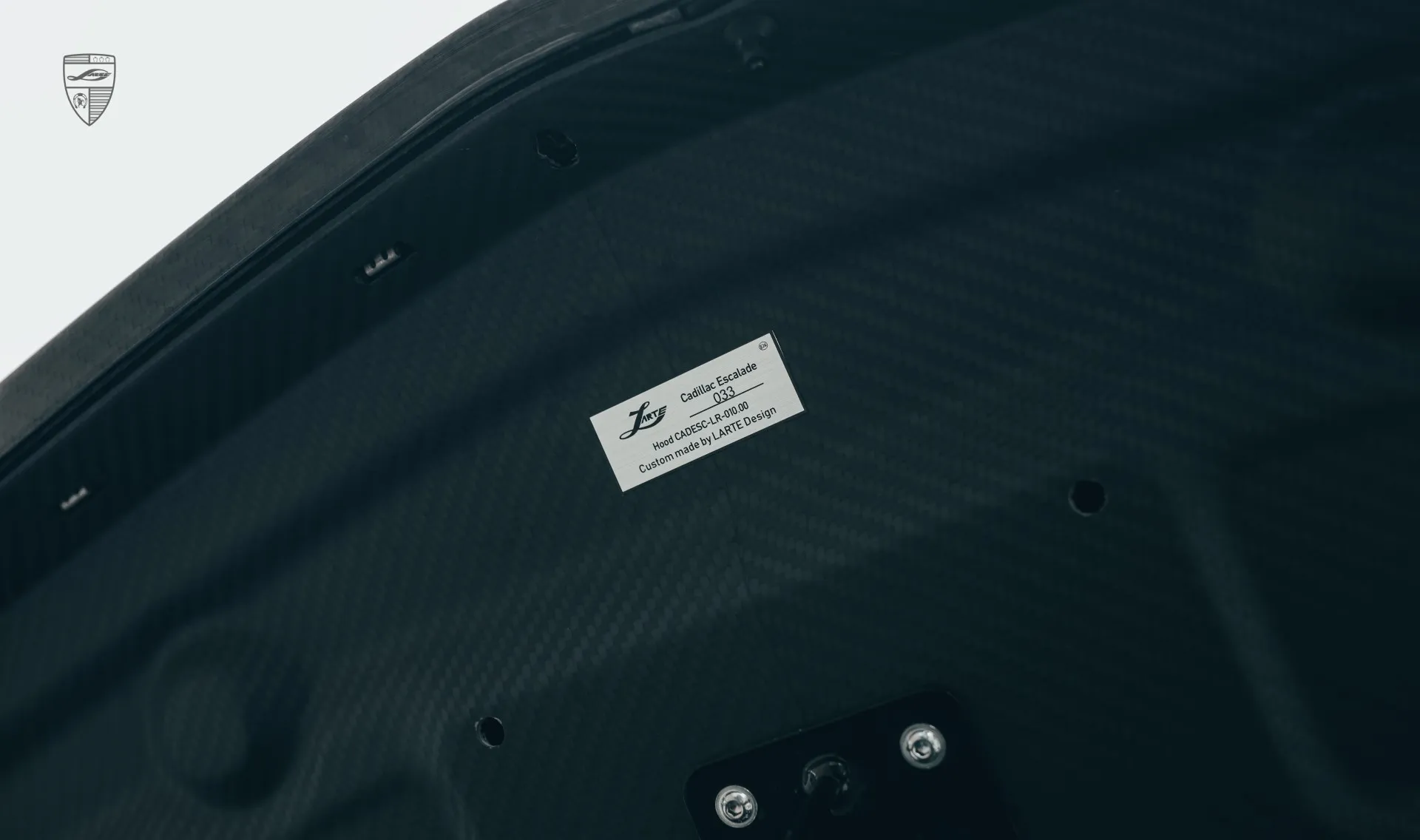 Обновление капота в карбоновом обвесе для Cadillac Escalade 600 от LARTE Design
