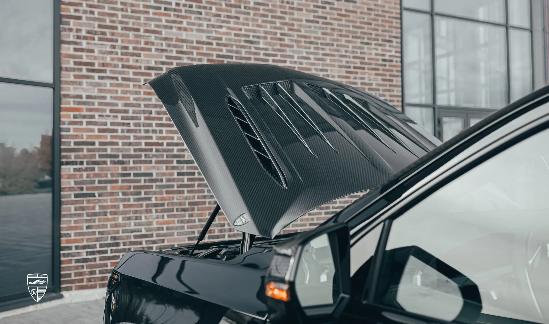 Обновление капота в карбоне в обвесе для Cadillac Escalade 600 от LARTE Design