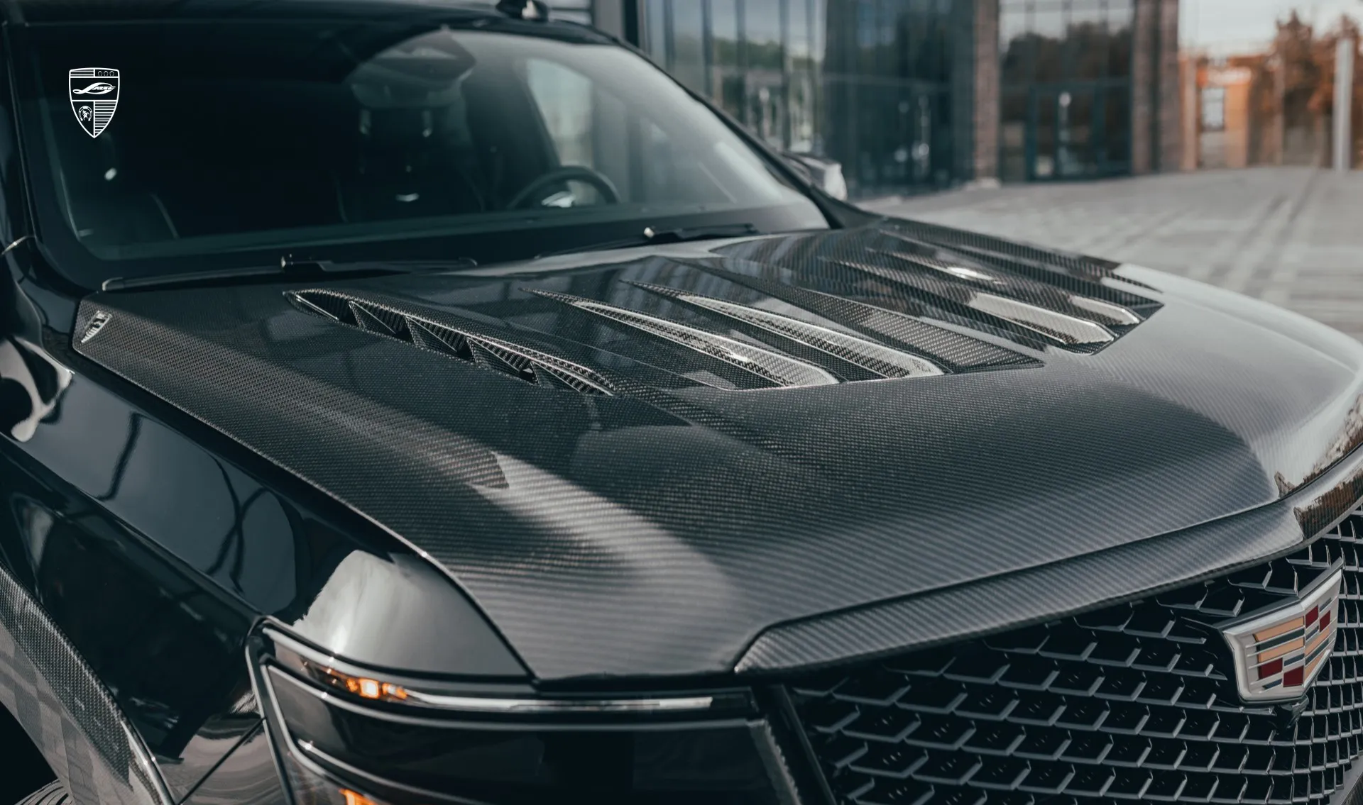 Обновление капота в карбоне для семейного авто Cadillac Escalade 600 от LARTE Design