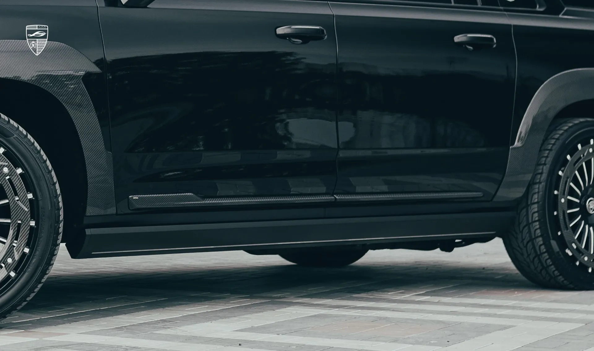 Обновление молдингов дверей для SUV Cadillac Escalade 600 от LARTE Design