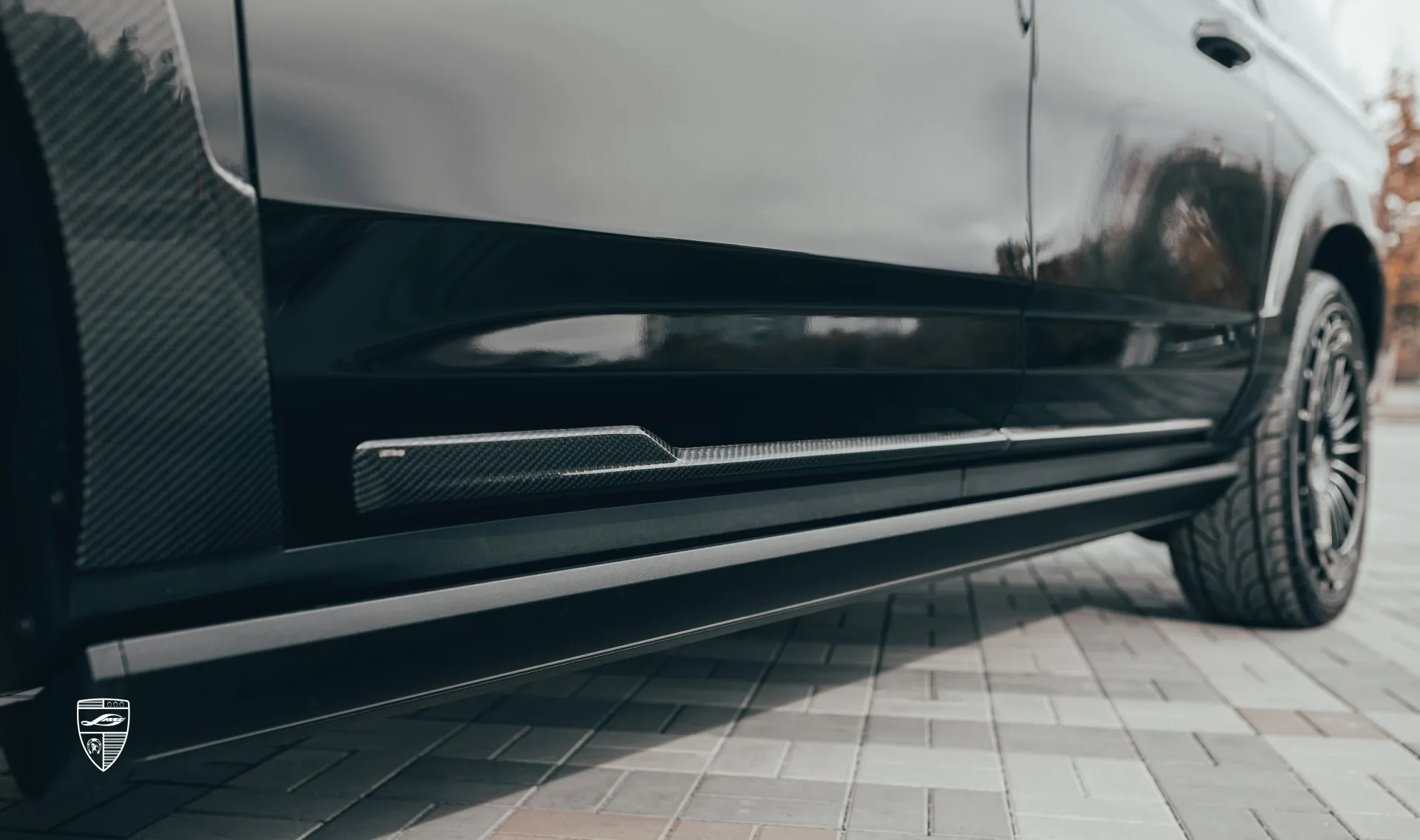 Обновление молдингов дверей для семейного авто Cadillac Escalade 600 от LARTE Design