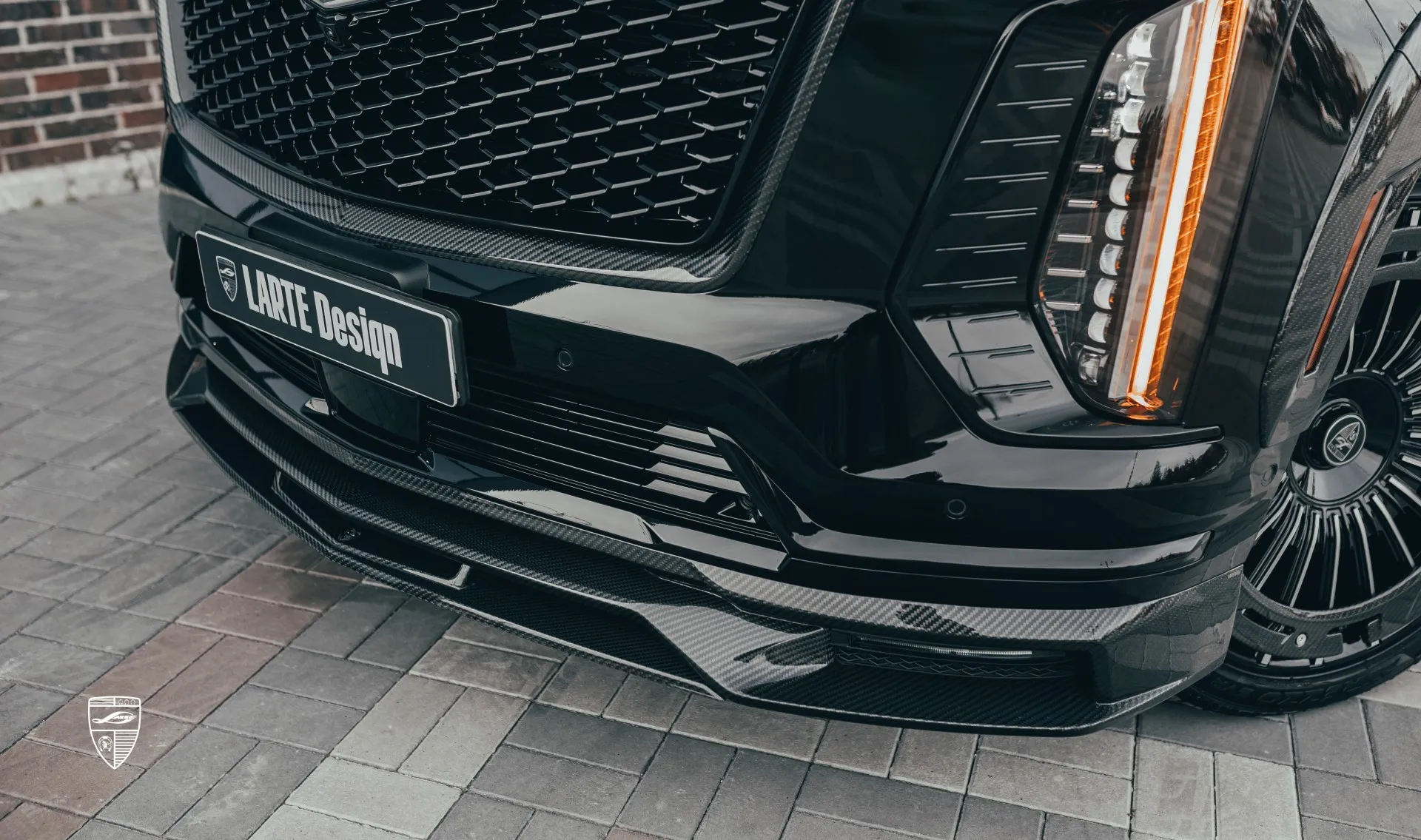 Обновление переднего бампера для семейного авто Cadillac Escalade 600 от LARTE Design