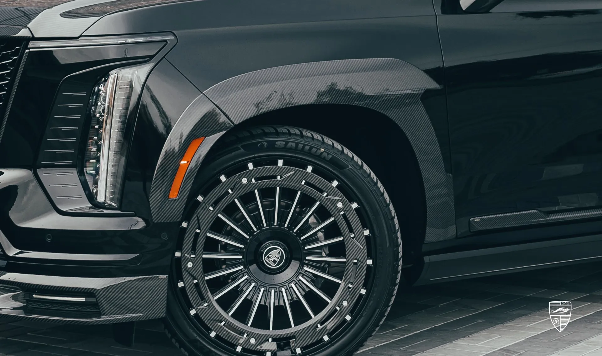 Карбоновые арки переднего крыла в тюнинг-комплекте для Cadillac Escalade 600 от LARTE Design