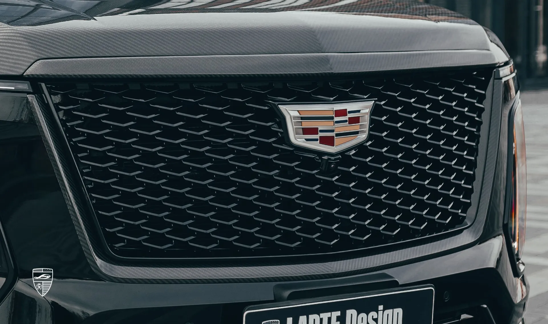 Обновление окантовки решетки радиатора в карбоне для SUV Cadillac Escalade 600 от LARTE Design