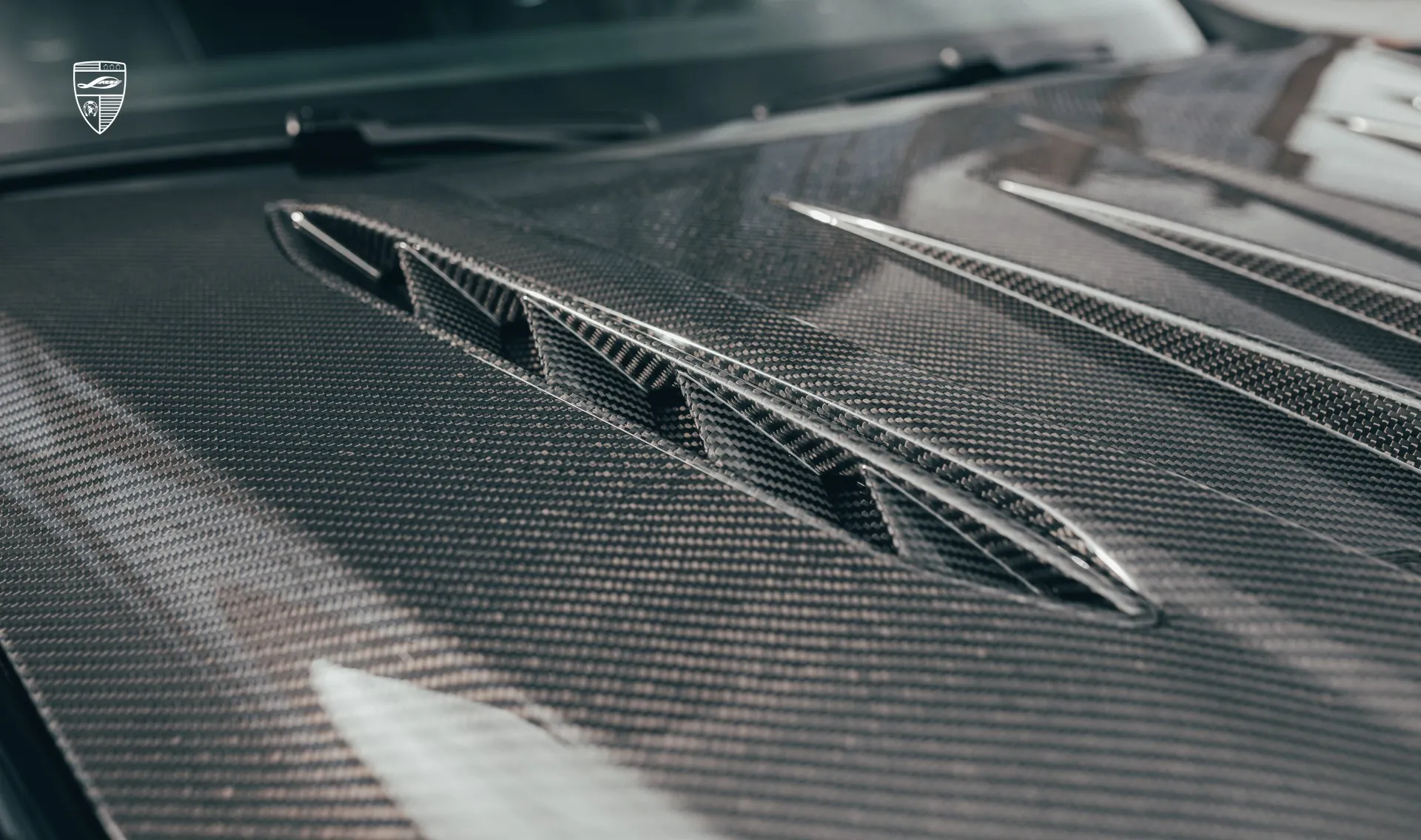 Обновление капота в карбоне для SUV Cadillac Escalade 600 от LARTE Design