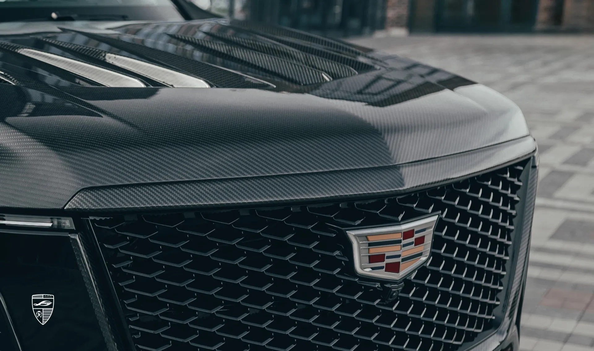 Обновление дефлектора капота в карбоне в тюнинг-комплекте для Cadillac Escalade 600 от LARTE Design