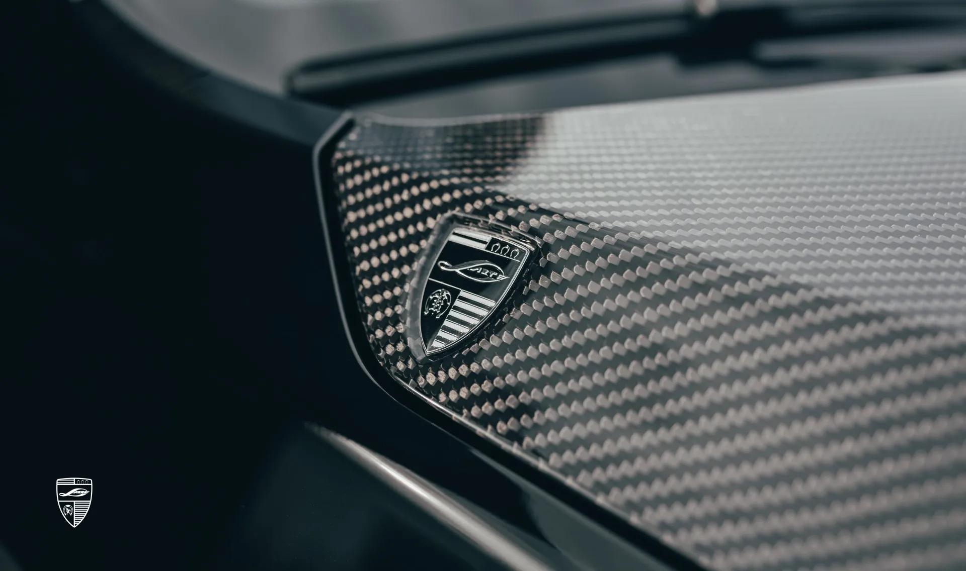 Обновление капота в карбоне в тюнинг-комплекте для Cadillac Escalade 600 от LARTE Design