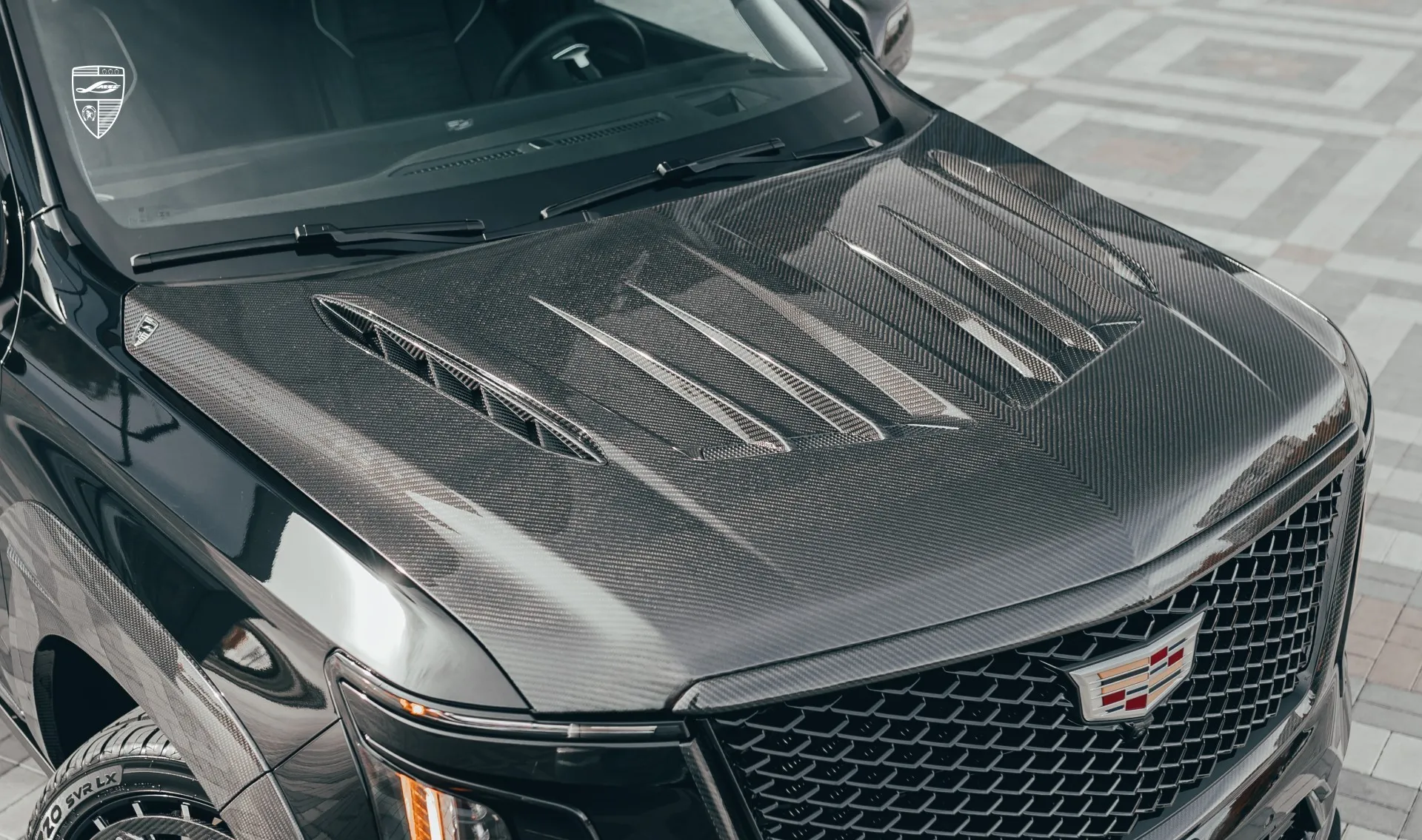 Обновление капота в карбоне для авто класса люкс Cadillac Escalade 600 от LARTE Design