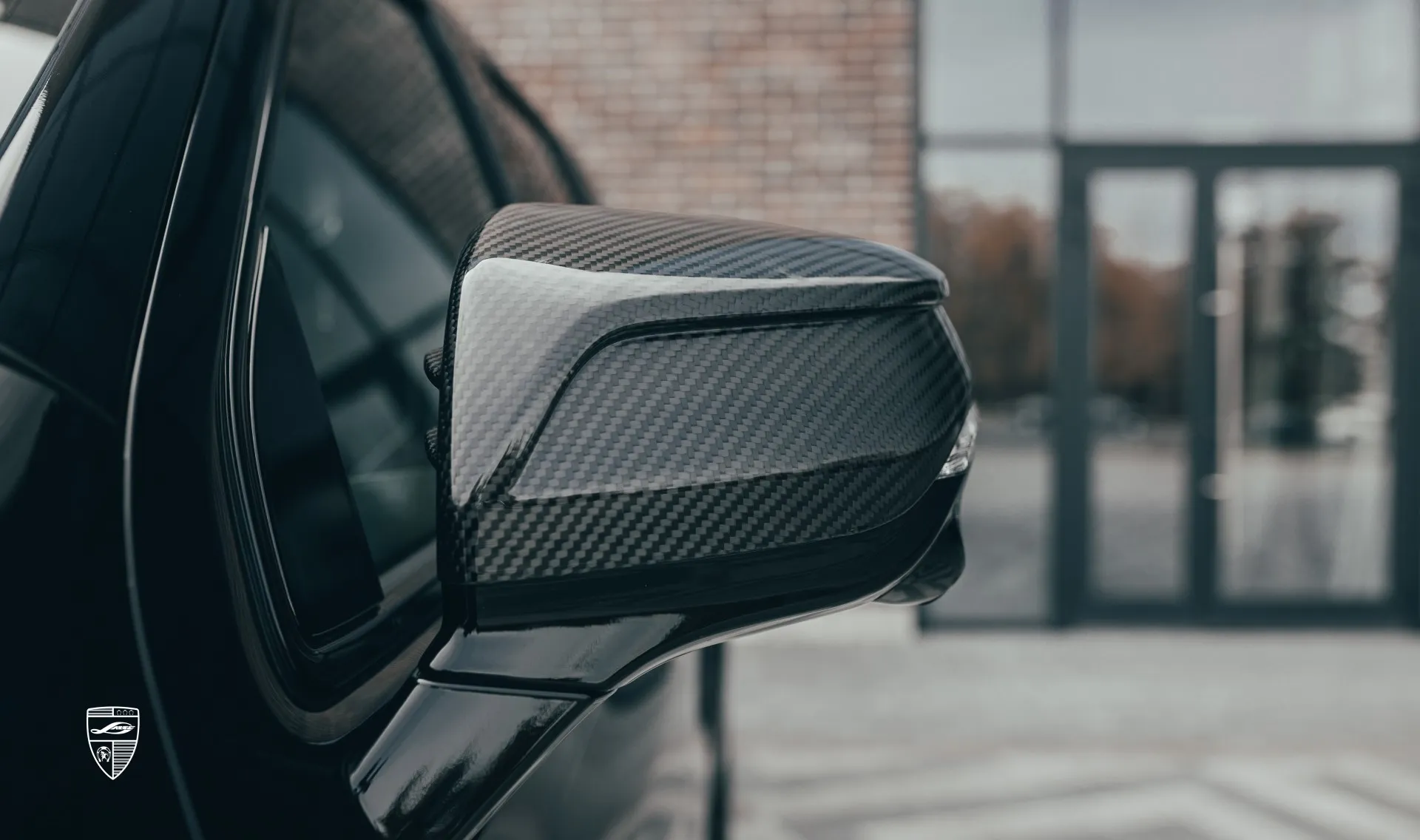 Обновление корпусов зеркал в карбоне для SUV Cadillac Escalade 600 от LARTE Design