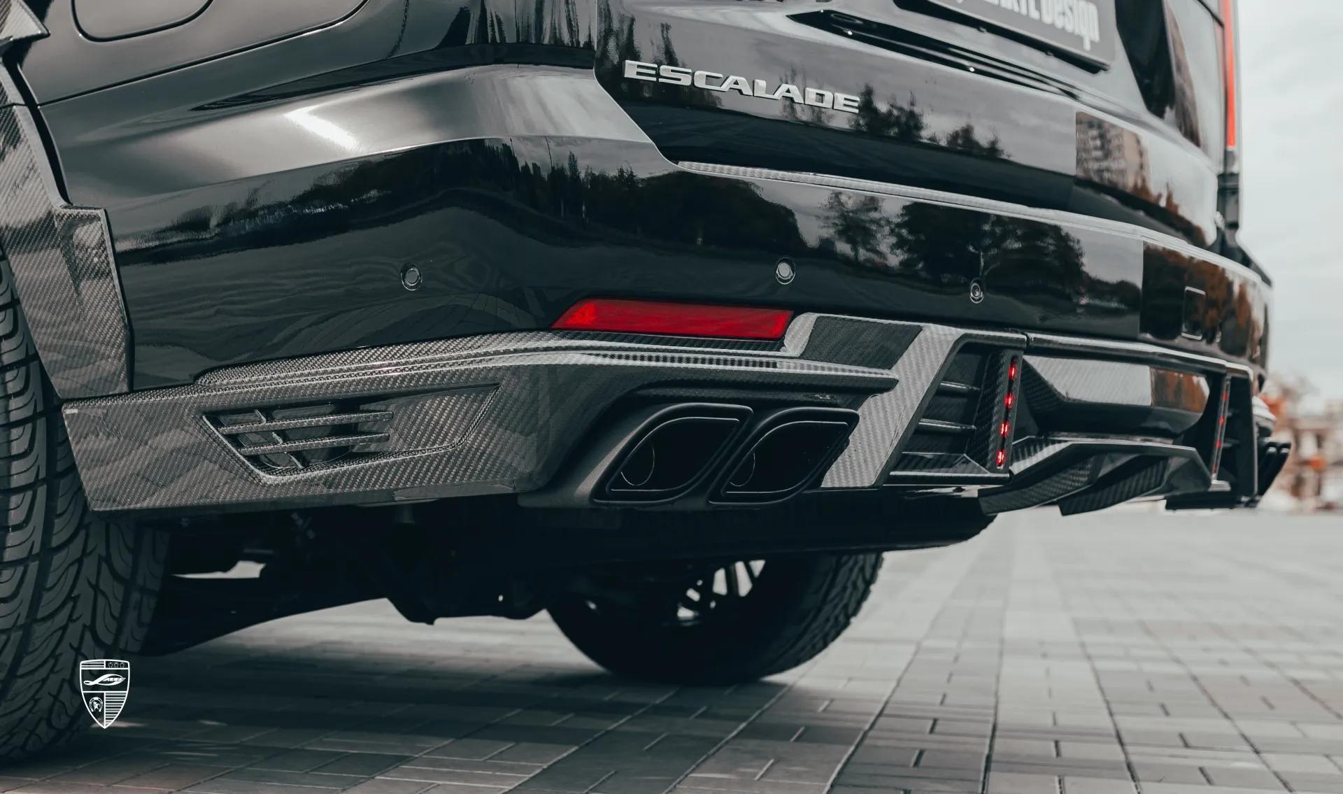 Карбоновый диффузор заднего бампера для семейного авто Cadillac Escalade 600 от LARTE Design