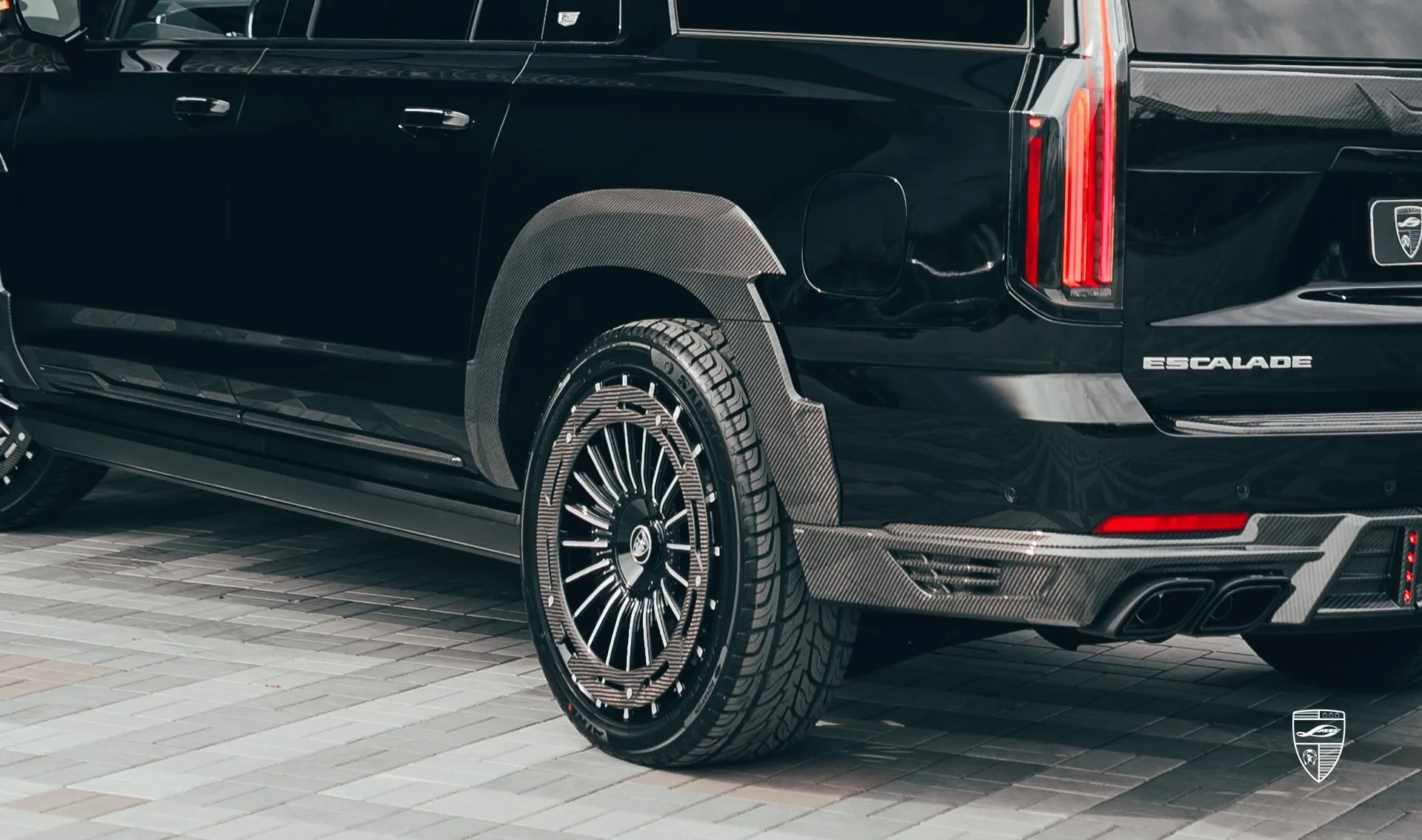Задние арки крыльев в карбоне в тюнинг-комплекте для Cadillac Escalade 600 от LARTE Design