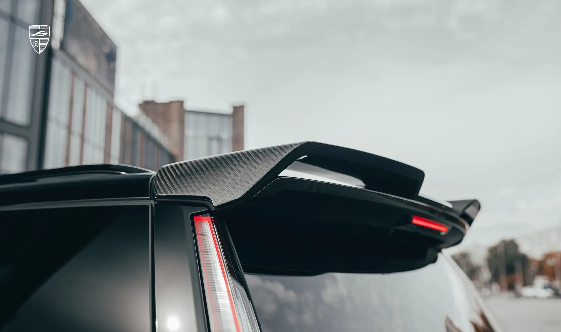 Карбоновый спойлер для авто класса люкс Cadillac Escalade 600 от LARTE Design