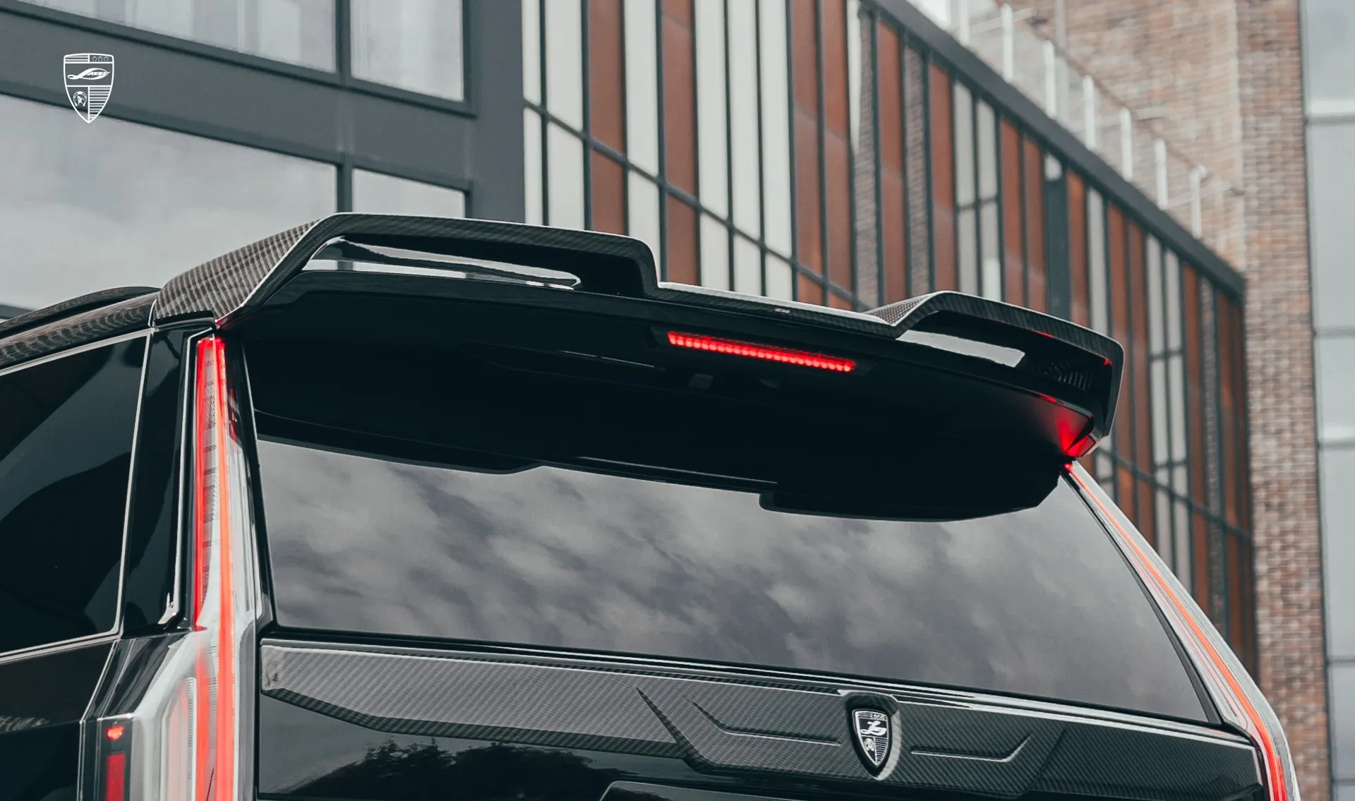 Карбоновый спойлер для семейного авто Cadillac Escalade 600 от LARTE Design