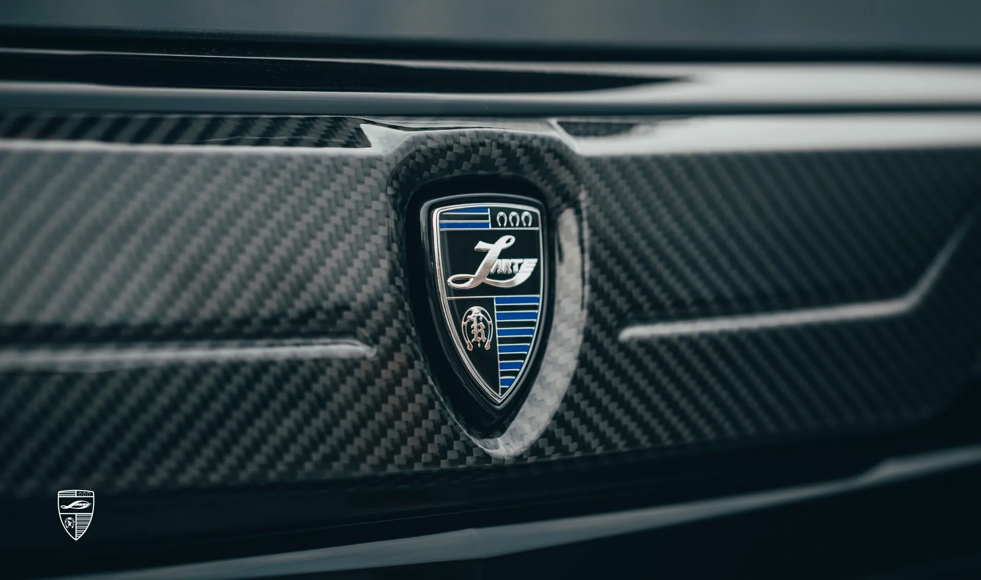 Карбоновый элемент на багажник в тюнинг-комплекте для Cadillac Escalade 600 от LARTE Design