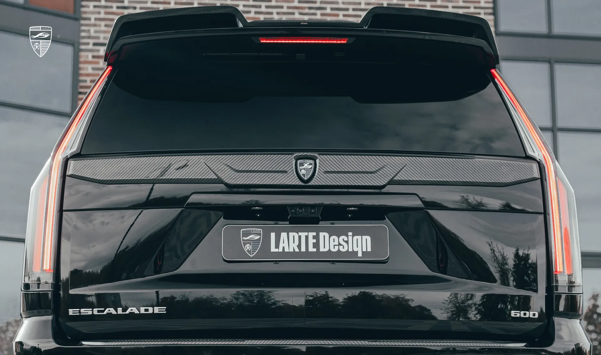 Карбоновый элемент на багажник в обвесе для Cadillac Escalade 600 от LARTE Design