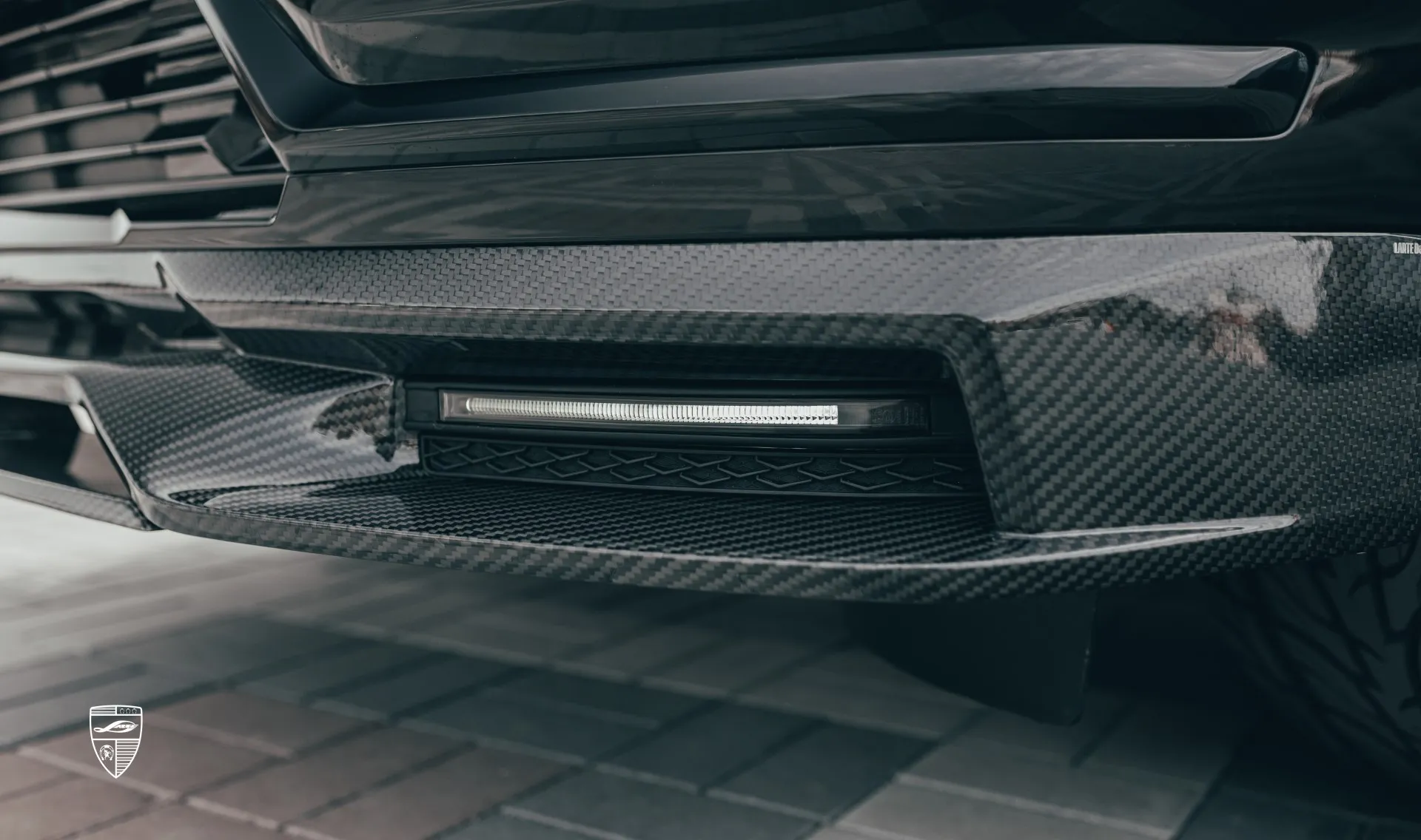 Ходовые огни переднего бампера в тюнинг-комплекте для Cadillac Escalade 600 от LARTE Design