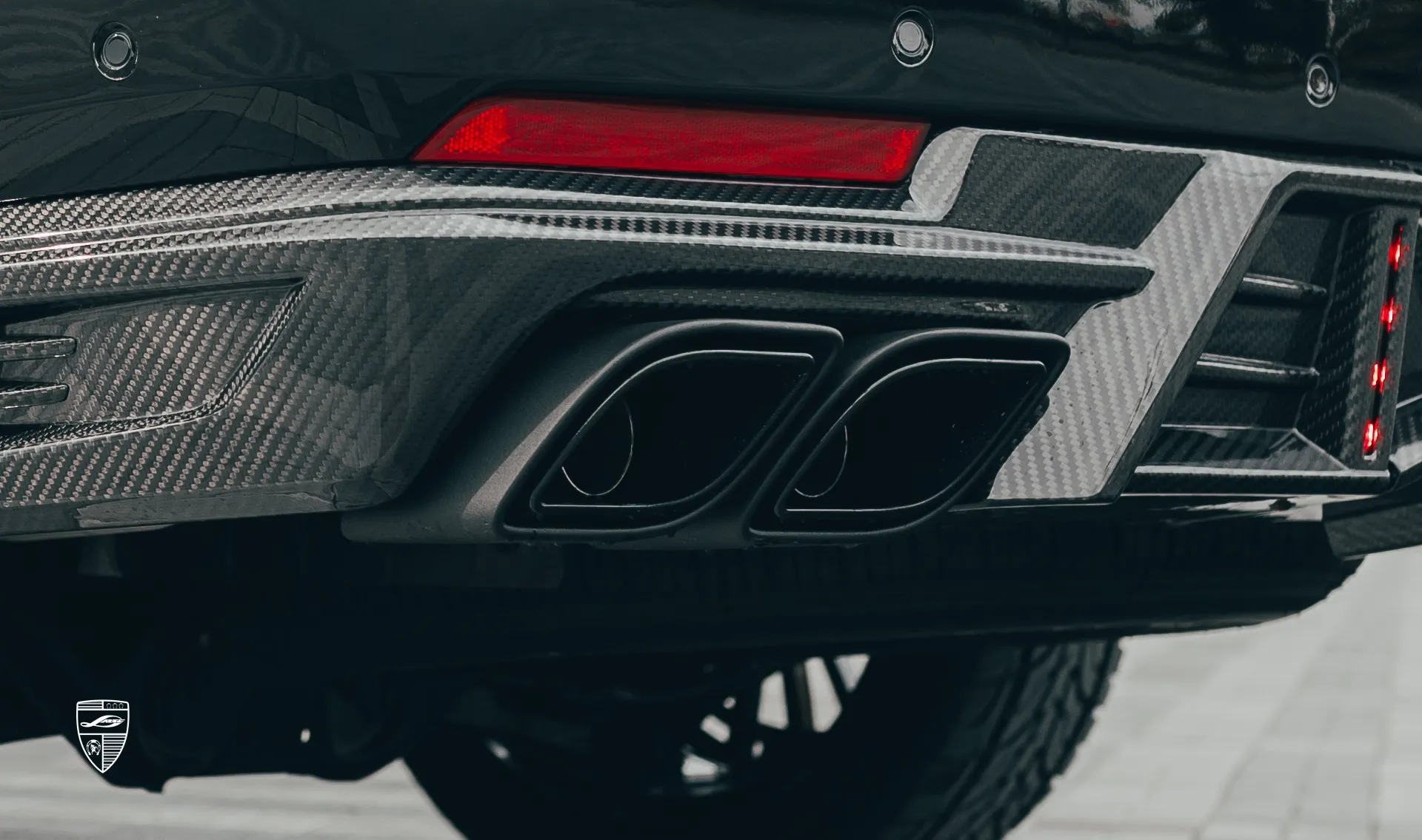 Насадки на выхлоп в обвесе для Cadillac Escalade 600 от LARTE Design