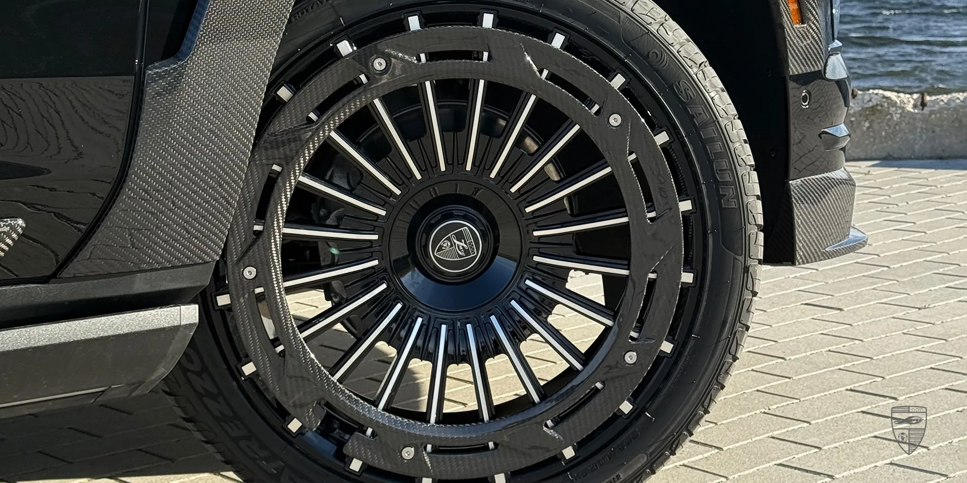 Эксклюзивный Escalade 600 с карбоном от ESTHETE и глянцевыми чёрными акцентами