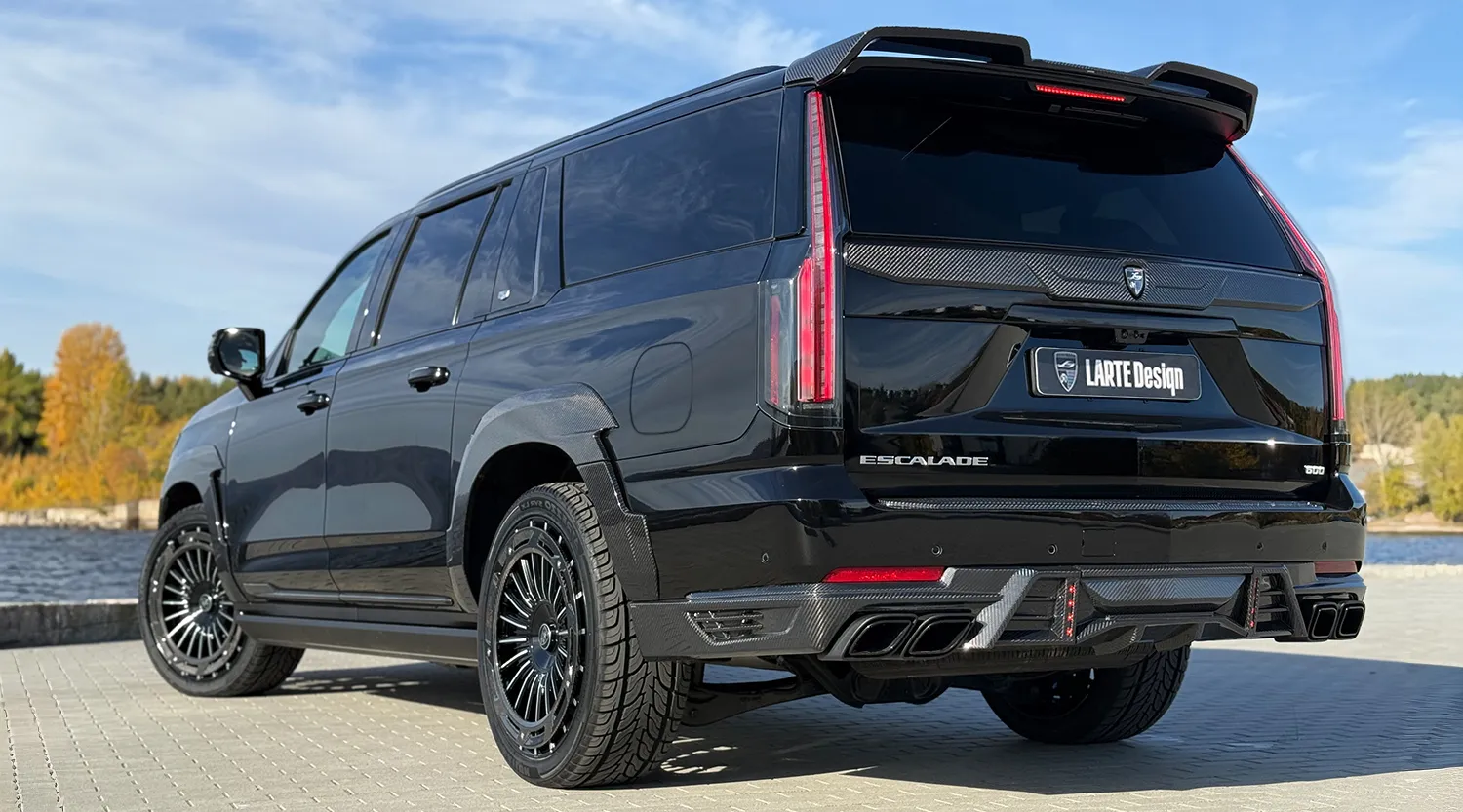 Задний профиль под углом Cadillac Escalade 600 с кастомным тюнингом