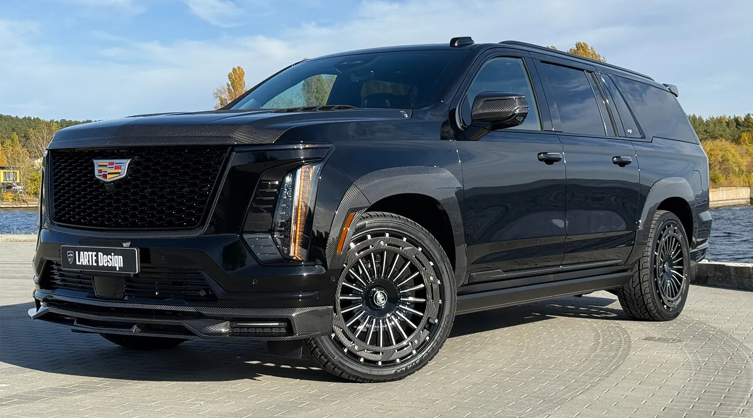Перед под углом Cadillac Escalade 600 с кастомным обвесом