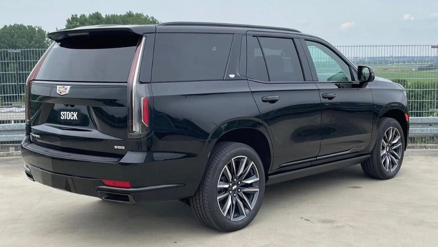 Задний профиль под углом CADILLAC ESCALADE GMT 1XX 2020 - 2024 с кастомным тюнингом