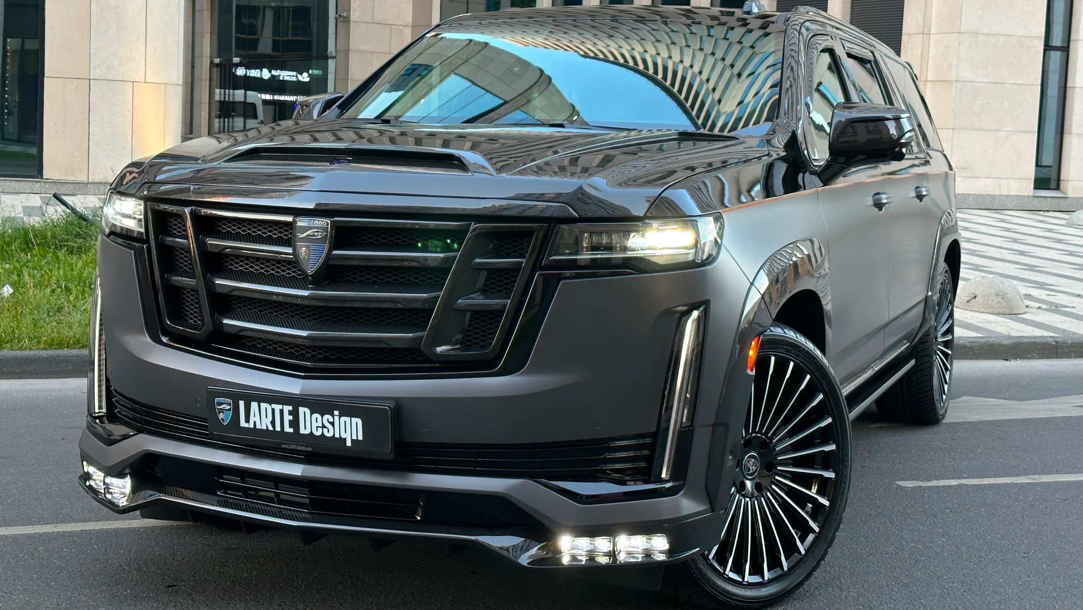 Перед под углом CADILLAC ESCALADE GMT 1XX 2020 - 2024 с кастомным обвесом