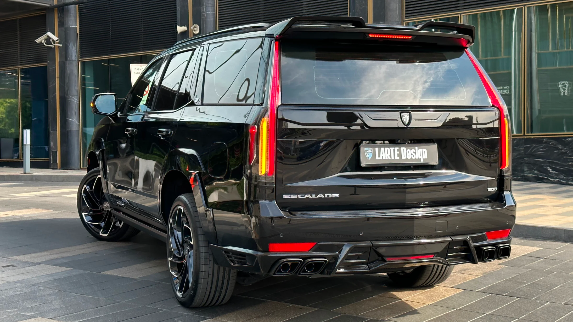 Задний профиль под углом CADILLAC ESCALADE GMT 1XX 2020 - 2024 с кастомным тюнингом