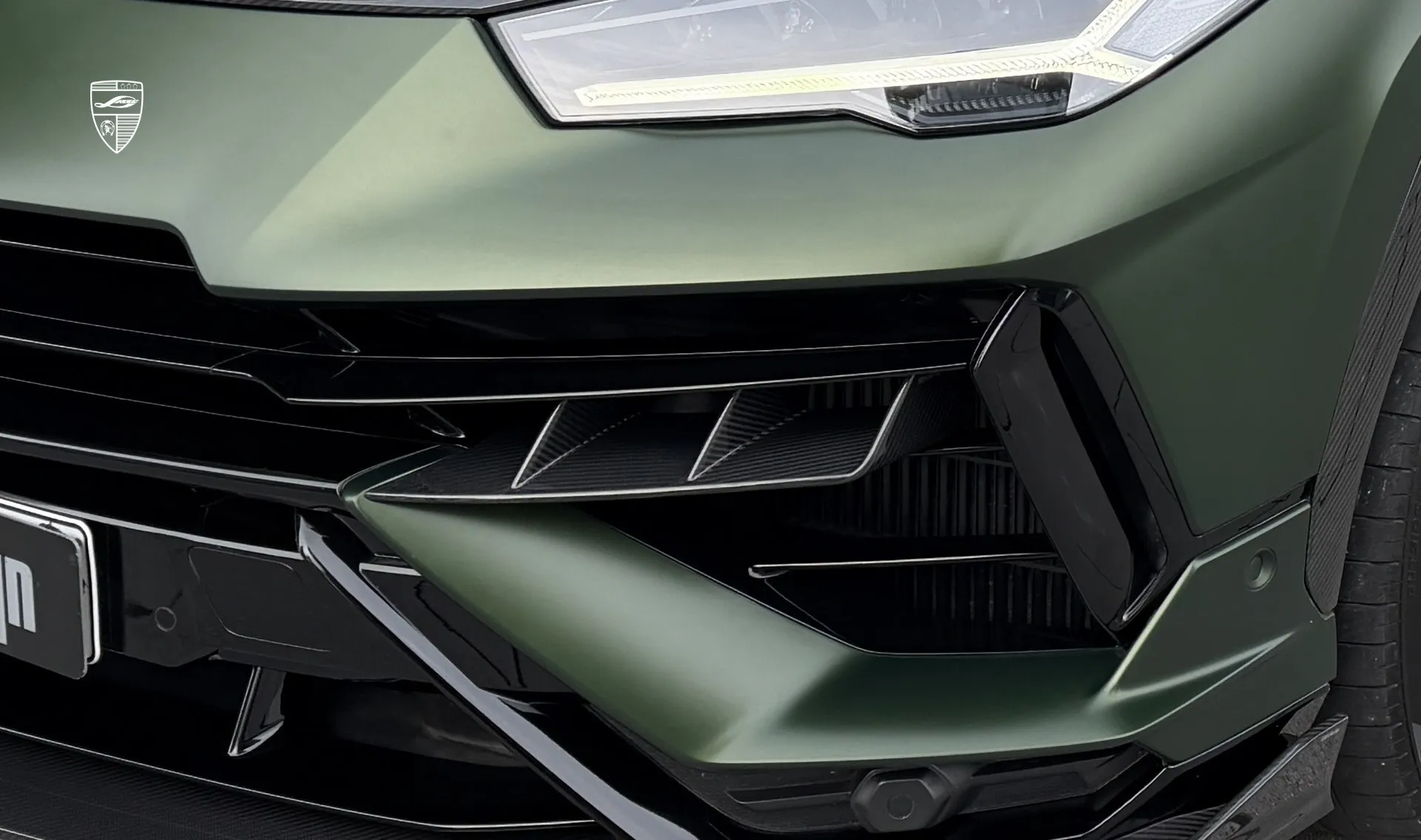 Вставка переднего бампера для SUV Lamborghini URUS Performante от LARTE Design