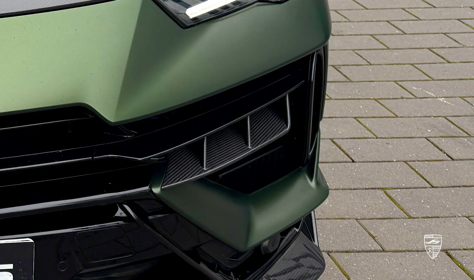 Вставка переднего бампера для спортивного авто Lamborghini URUS Performante от LARTE Design