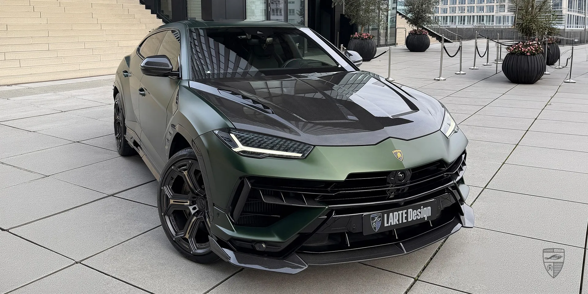 Lambo Urus матово‑зелёного цвета с кастомным комплектом тюнинга и спортивным внешним дизайном