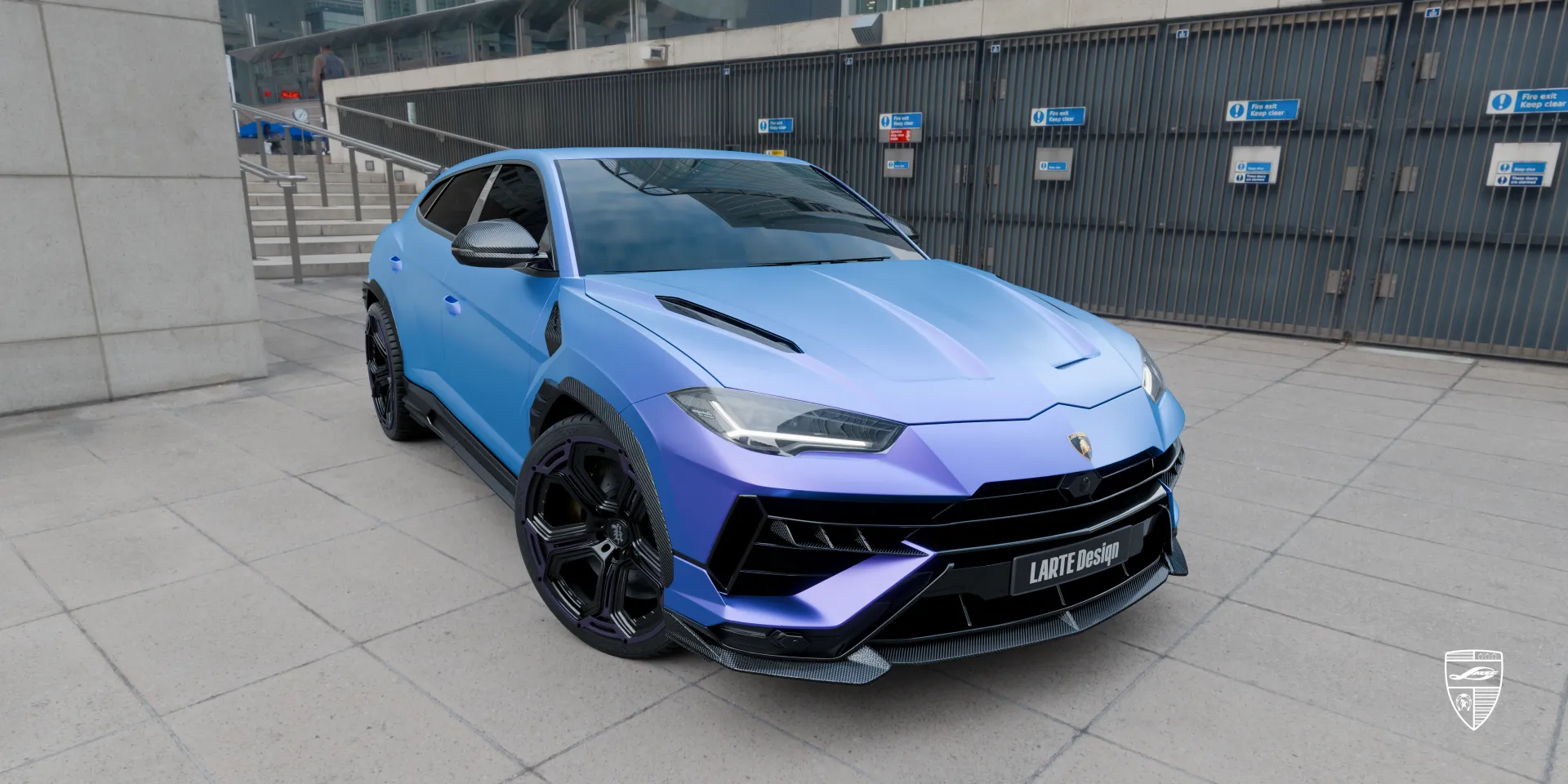 Lamborghini URUS S 2026 года в голубой плёнке — кастомный Widebody с карбоновыми акцентами
