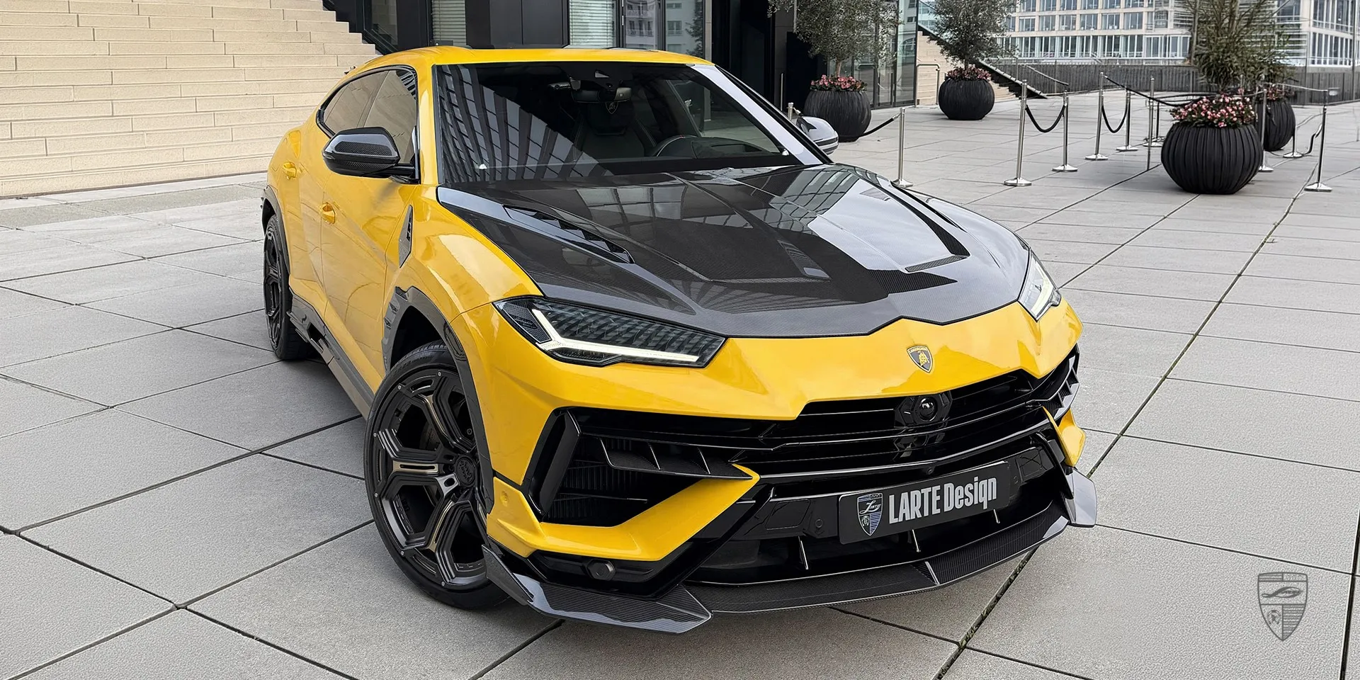 Lambo Urus в жёлтом — роскошный внедорожник, вид спереди: аэродинамический обвес и спортивный вид