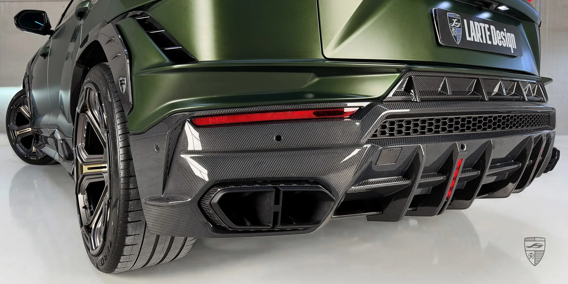 Детальная съёмка заднего диффузора Lamborghini Urus с агрессивным тюнингом и редизайном выхлопа