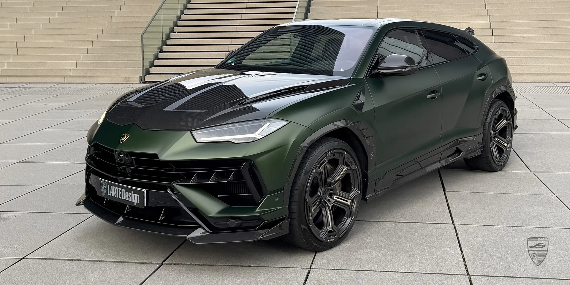 Вид в три четверти Lamborghini Urus Performante с карбоновым обвесом LARGENDA