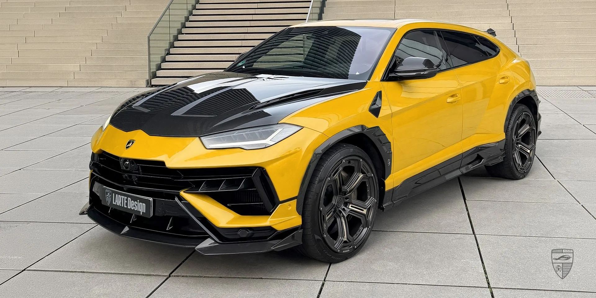 Боковой профиль Lamborghini Urus Performante жёлтого цвета с кастомным внешним тюнингом
