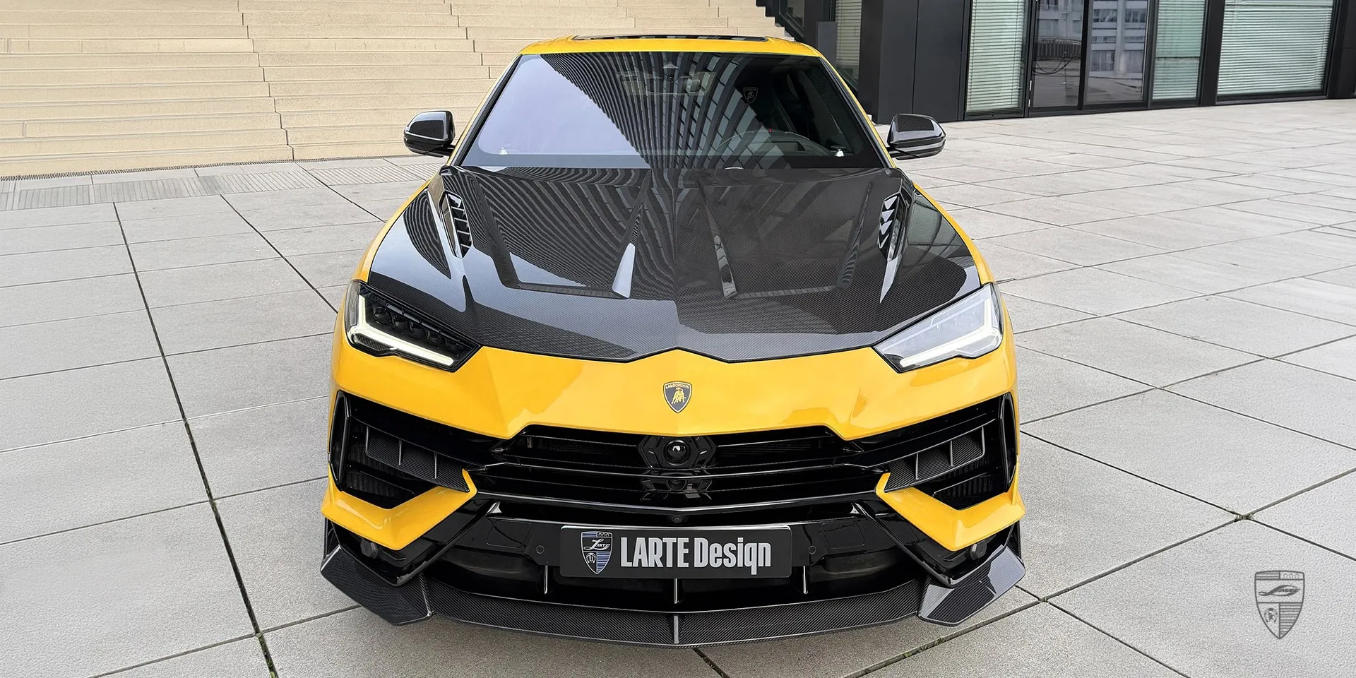 Вид спереди Lamborghini Urus S: роскошный внедорожник с кастомным капотом и htстайлингом